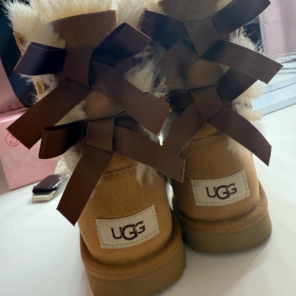 UGG boots with bows - Picture 1 of 6